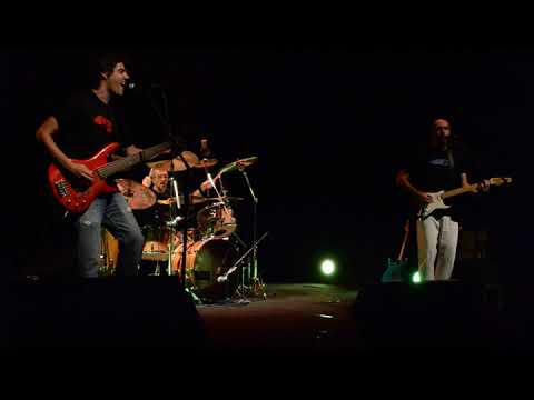 The Badcops tocando Every little thing she does is magic (The Police)