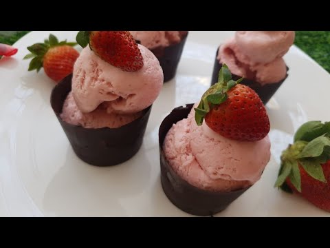 Strawberry icecream in chocolate cups /3rd day of strawberry week 🍓