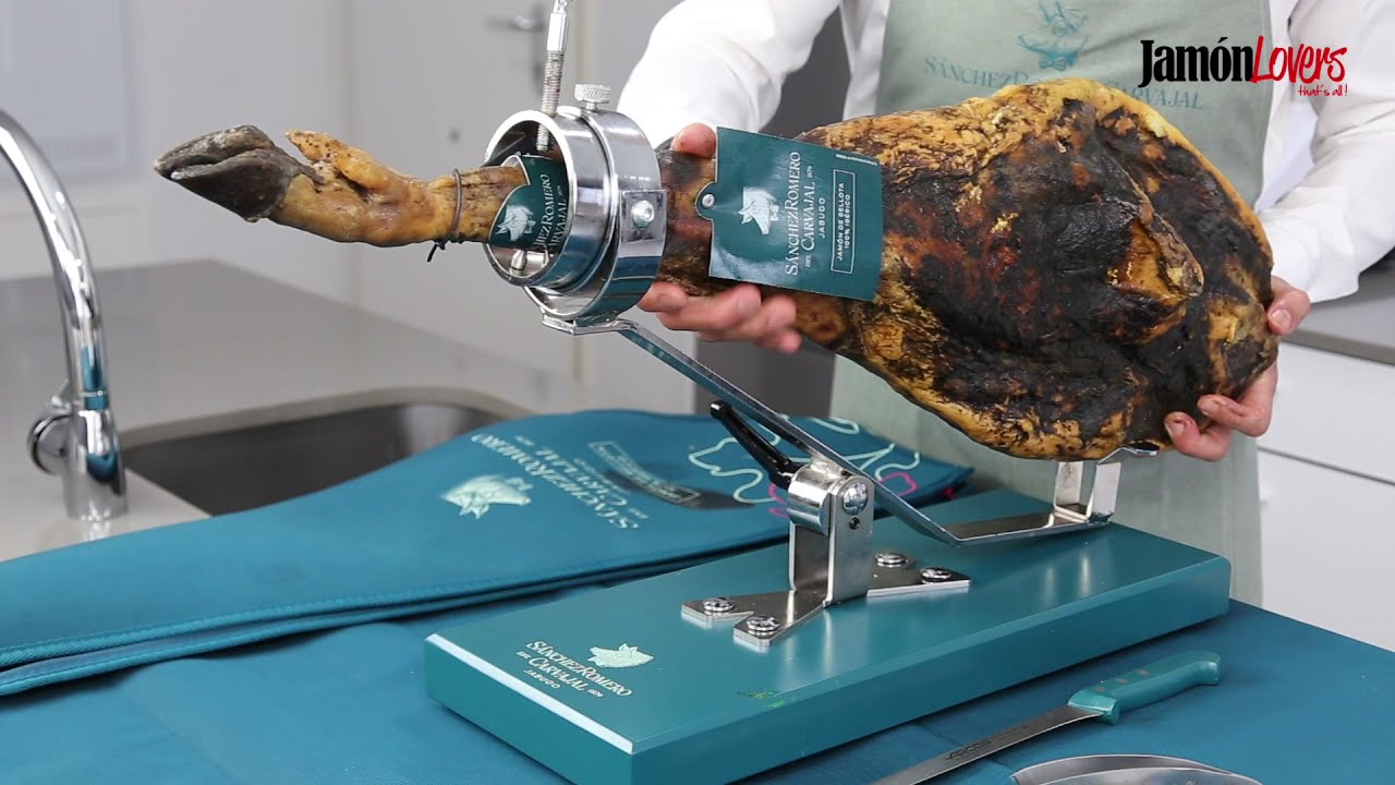 Trucos para cortar jamón en casa: Cómo colocar el jamón en el jamonero
