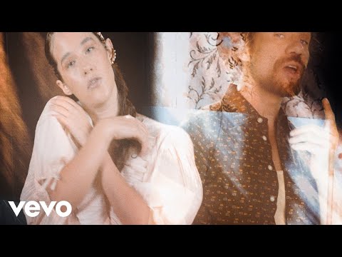 Macaco, Ximena Sariñana - A un Paso de Baile de Ti (Video Oficial)