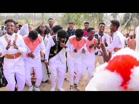 ዝገርም ባህላዊ መርዓ ትግራይ ኣብ ገጠር ሓፋር መርዓዊ ርእሱ ኣዲኒኑ ሁራ እናረገፀ