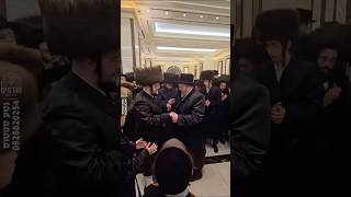 Download lagu Belz Rebbe’s Son R’ Aaron Mordeche Dances at a Wedding | הגה”צ ר’ אהרן מרדכי רוקח בריקוד בחתונה mp3 Download lagu Belz Rebbe’s Son R’ Aaron Mordeche Dances at a Wedding | הגה”צ ר’ אהרן מרדכי רוקח בריקוד בחתונה mp3