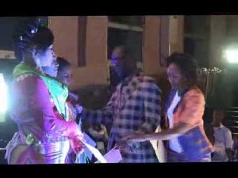 Société: Awoulaba 2013 ( illustration)