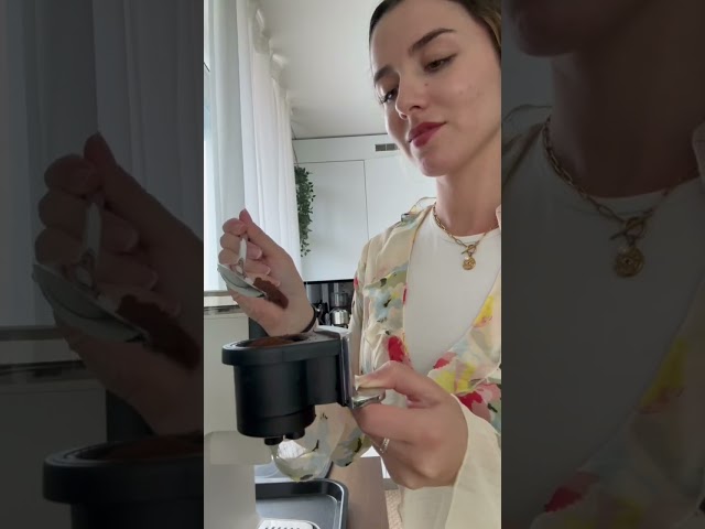 Video Teaser für Krups Coffee Crush Test & Bewertung von Ana: kompakte Espressomaschine für Zuhause