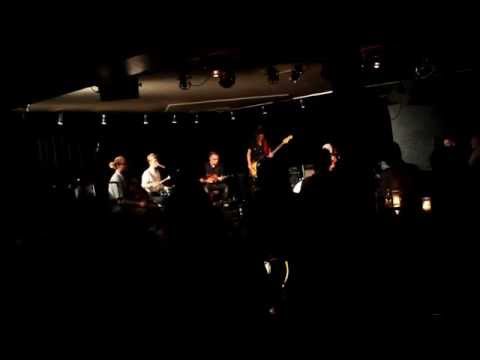 Under Byen "Det er mig der holder træerne sammen" live, Odense 2014