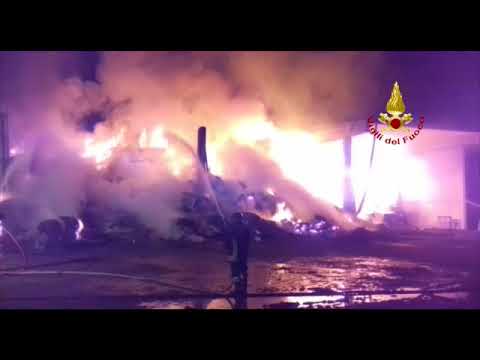 Incendio fienile Campi Bisenzio - Vigili del fuoco