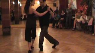 Video thumbnail for Tango Argentino práctica Karin Solana y Gustavo Vidal 12.08.2009