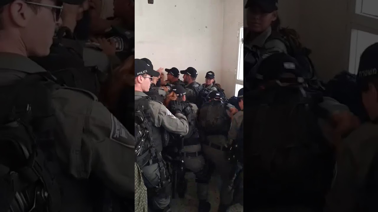 شاهد :الاحتلال يهدم منزلايعتدي على ساكنيه في الطور بالقدس 