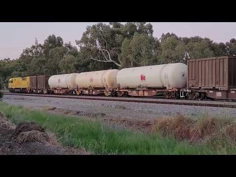 Aurizon Diesel Locomotive Freight Train #trainspotting #railfanning #railway #trainspotter #railways