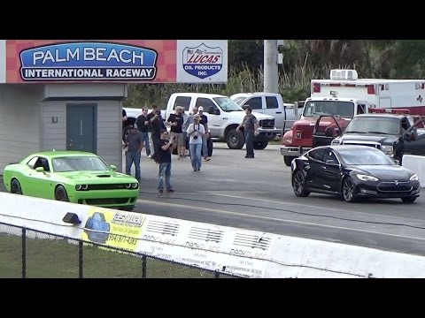 Tesla Model S P85D Sets 1 4 Mile World Record While Challenger Hellcat Goes up in Smoke Drag Racing