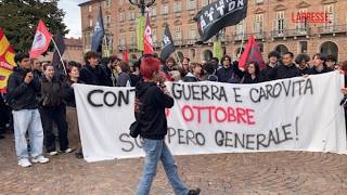 Torino, i manifestanti in piazza Castello contro il riarmo: «Giorgia Meloni devi andartene»