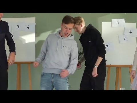 Robbie wordt geslagen met een zweep