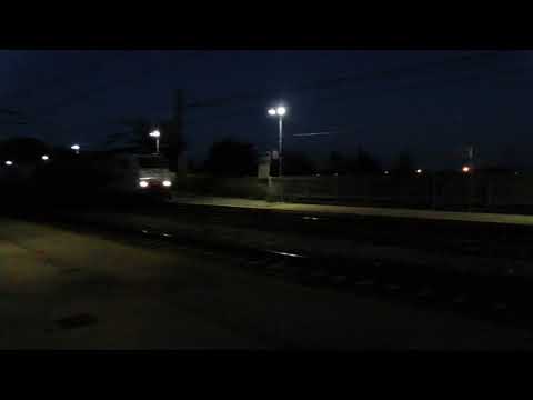 Una E189 zebrata blu di RTC con tramogge