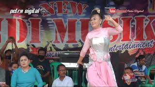 Download lagu SENI SUNDA DAUN HIRIS   BUAH KAWUNG DIRAJANYA JAIPONG LIVE KAMAL DARI JAWA BARAT mp3