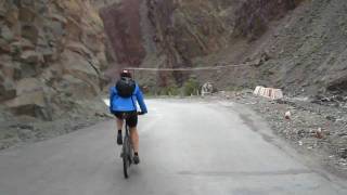 preview picture of video 'Cycling from Rumptse to Leh'