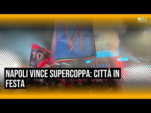 Napoli festeggia la Supercoppa: tifosi in piazza con fumogeni e bandiere