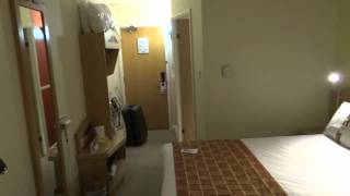 preview picture of video 'Holiday Inn Express London Luton Airport Hotel Room Video'