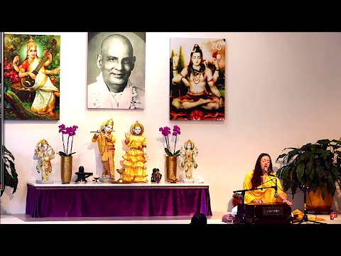 Satsang und stille Meditation mit Sarada - Yoga Vidya Live Ritual Kirtan singen 07:00 Uhr 07.08.2020