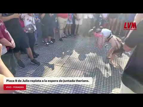 VIVO. POSADAS. Plaza 9 de Julio repleta a la espera de juntada therians.