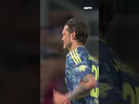 Wout Weghorst sprint naar binnen na het laatste fluitsignaal 🔚