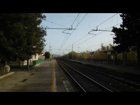 E 444r con Intercity in transito a Bolgheri.