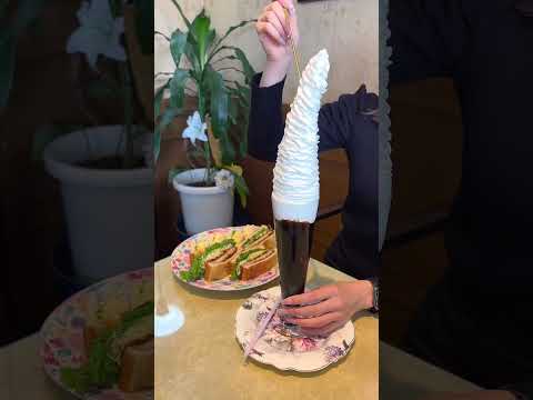 Una cafetería de larga trayectoria con varias alturas ☕️ ¡El café helado con un montón de crema fresca y el café con leche servido desde una escalera parecen ser muy populares! #NagoyaGourmet