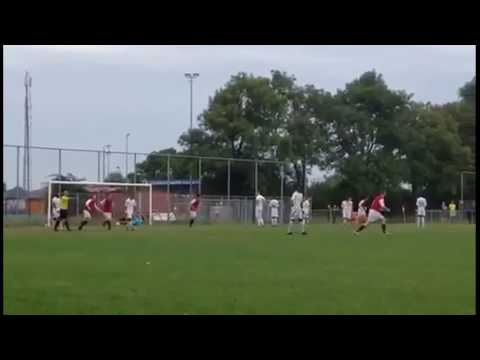 Vrije trap van v.v. de Fendert JO19-1 speler Jonathan Verhaart