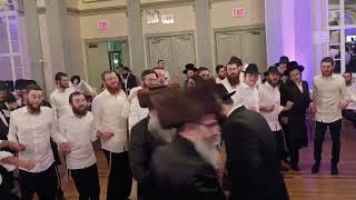 Download lagu Rachmastrivka Rebbe Dancing At A Family Wedding In Crown Heights - Nissan 5786  mp3