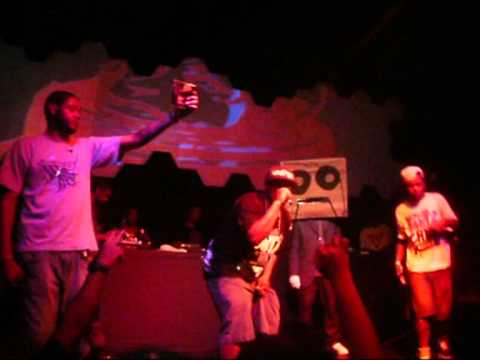 EMICIDA convida Flow Mc - Quartinho Obscuro ( Clash Club Ao Vivo )