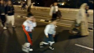 Regreso de la ofrenda con los amigos