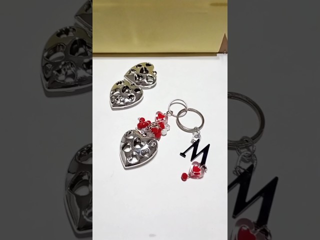Vídeo relacionado con YAZWUR 1 pieza Tay-lor Llavero para amantes de la música, bonitos llaveros, llavero personalizado, regalo para fanáticos, niñas, hijas, mujeres