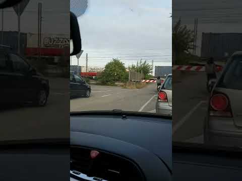 un treno merci LUNGHISSIMO al passaggio a livello di via pisani dossi a Novara