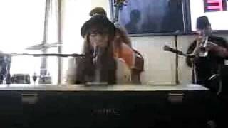 Diane Birch Performs &#39;Fools&#39;