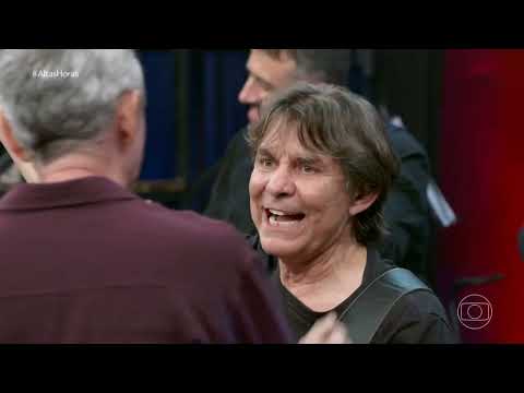 Lô Borges canta "O Trem Azul" no Altas Horas