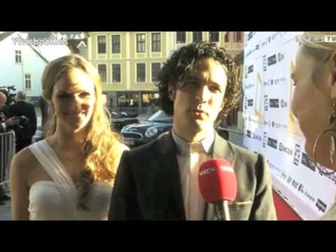 Ylvis - Vegard and his wife on the red carpet 12052012 (Eng.subs)