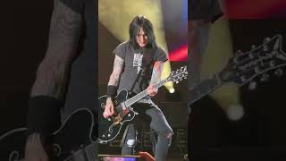 Download lagu Richard Fortus Ignites ‘Nightrain’ with a Killer Guitar Riff | Legendary GNR Kickoff! mp3