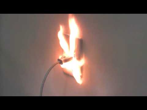 火災の危険に注意してください: コンポーネントによってコンピュータのケーブルが溶ける可能性があります