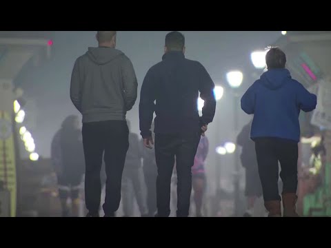 抗議者在亨廷頓海灘違反宵禁令 (Protesters defy curfew in Huntington Beach)