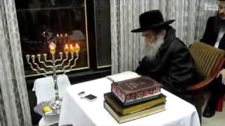 רבי נתן גשטטנר  זצ"ל הדלקת נר חנוכה