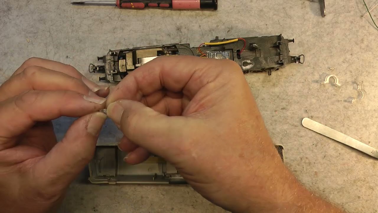 Wolfgangs Märklin Modellbahn Märklin E 111-S-Bahn Bekommt Rot Weiß, Lichtleiter werden angepasst