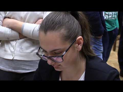 študentky SŠ 2.9.   Katarína Gregušová  - Karin Majirská 0:1