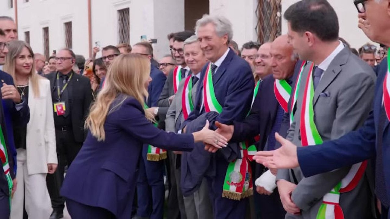 "C'è solo un Presidente, sei una donna grandissima", bagno di folla per Meloni ad Ascoli Piceno