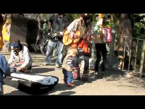 jaaja STREET LIVE at Berlin Germany　(with dancing baby)