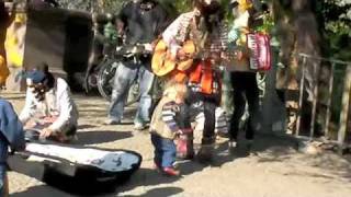 jaaja STREET LIVE at Berlin Germany　(with dancing baby)