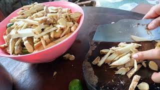 Nấu dầu gội tự nhiên từ bồ kết và cây cỏ thiên nhiên.