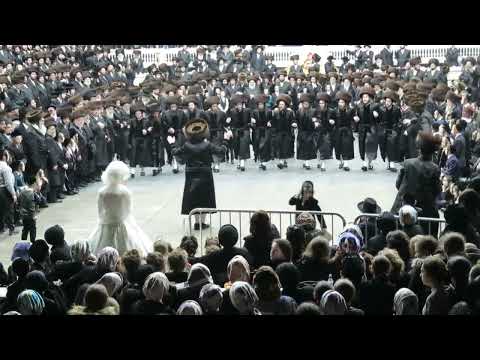 SPINKA REBBE DANCING MITZVA TANTZ  WITH CHILDREN AND GRANDCHILDREN AT  YOUNGEST SONS WEDDING 5779