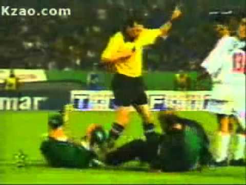 Sanitäter foult Spieler! Dumm gelaufen... (übles böses Foul)