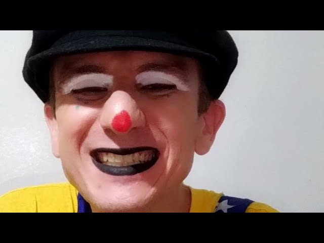 Palhaço Maravilha fazendo bolo de caneca . 