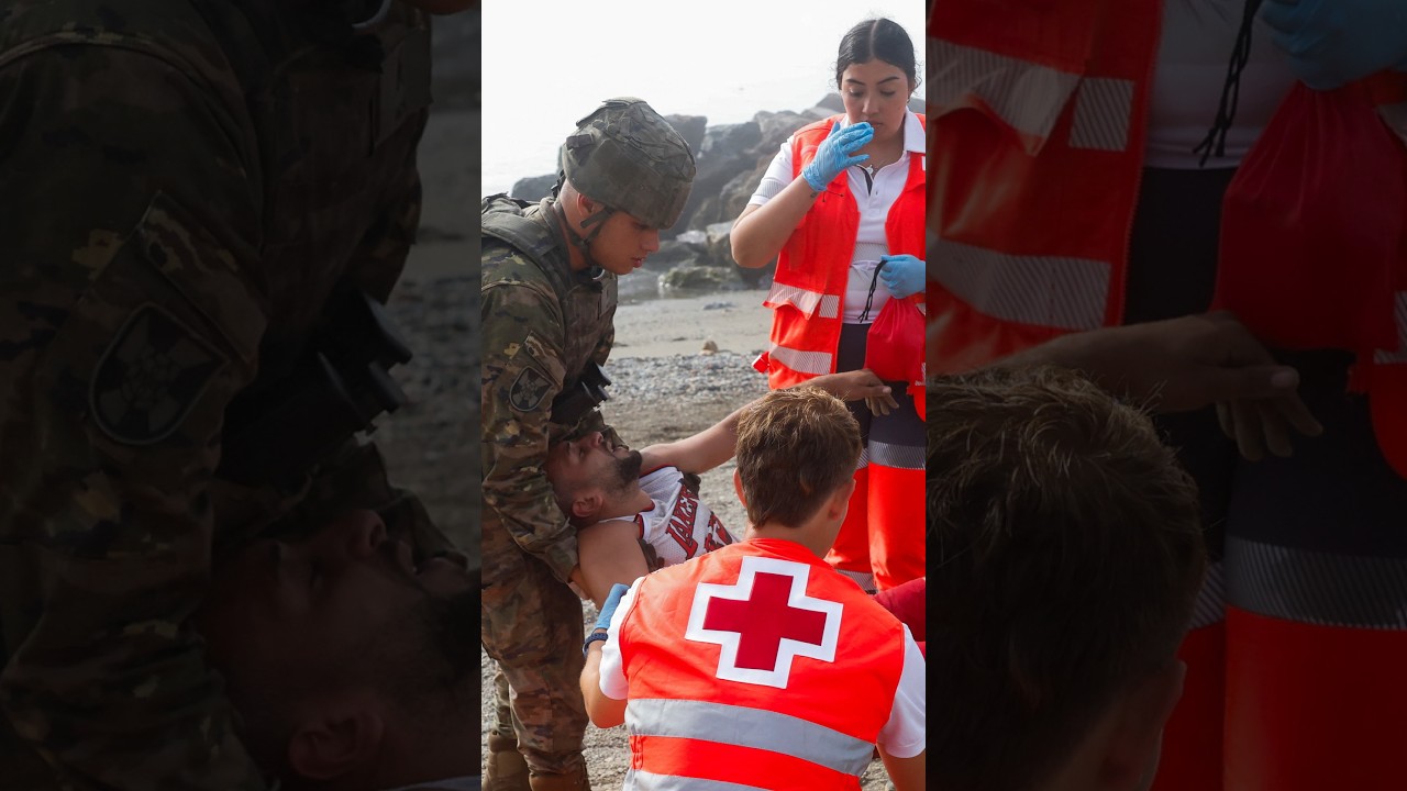 Fuerzas de Seguridad y Cruz Roja rescatan y auxilian a migrantes que cruzan a nado a Ceuta #shorts