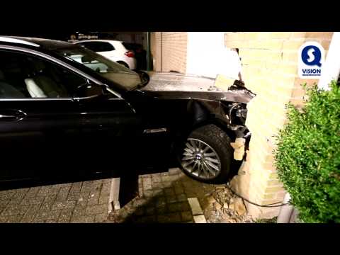 Auto ramt gevel van woning in Schijndel